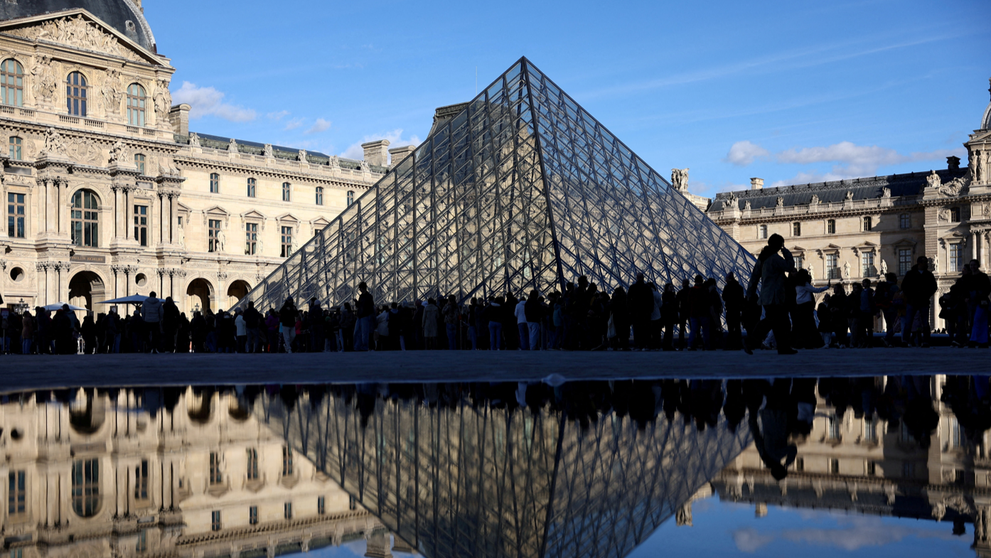 Tarihi soygunun ardından Louvre personeli grevde