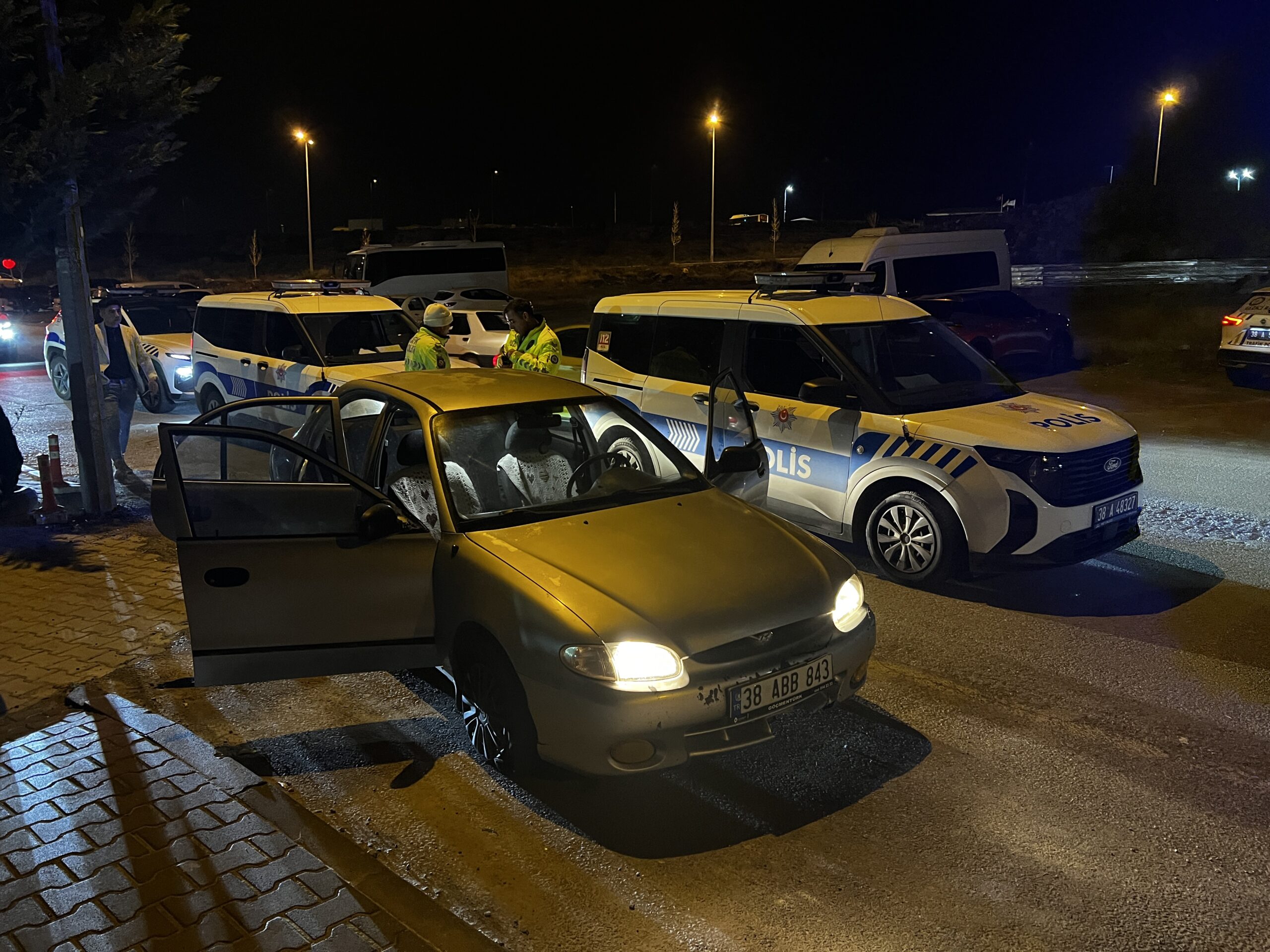 Uygulamada görevli polise çarpıp kaçtılar. 4 şüpheli gözaltında