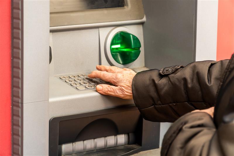 Banka “Düzgün konuşamıyorsun” dedi, yaşlı kadına dul aylığını vermedi