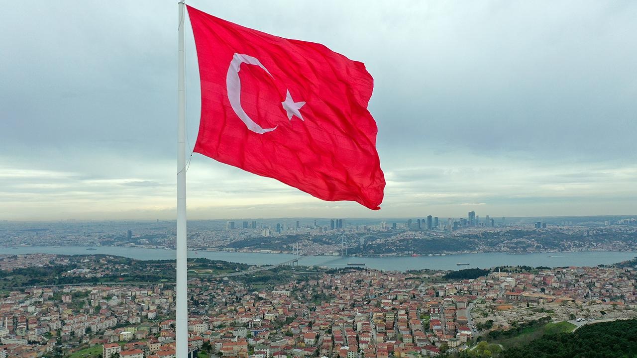 Bayrak indirme provokasyonuna tepkiler çığ gibi. “Hain saldırı karşılık bulacaktır”