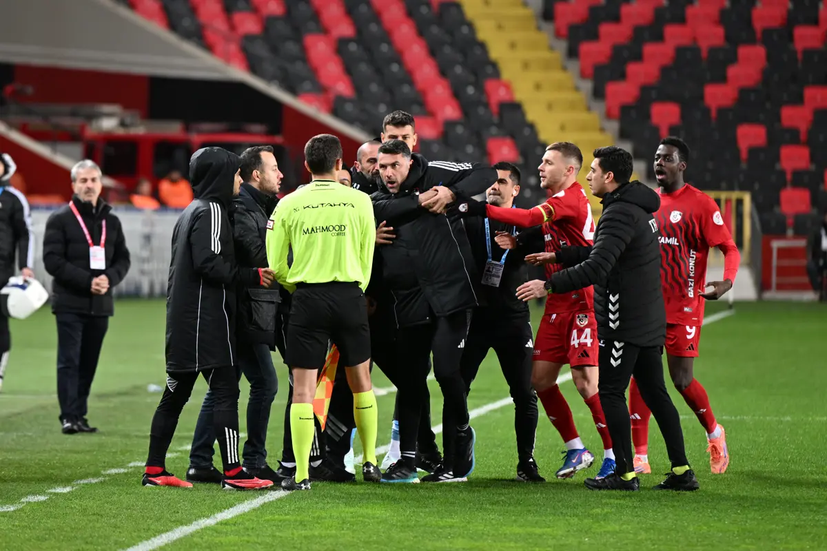 Çılgına dönen Burak Yılmaz, hakemin üzerine yürüdü