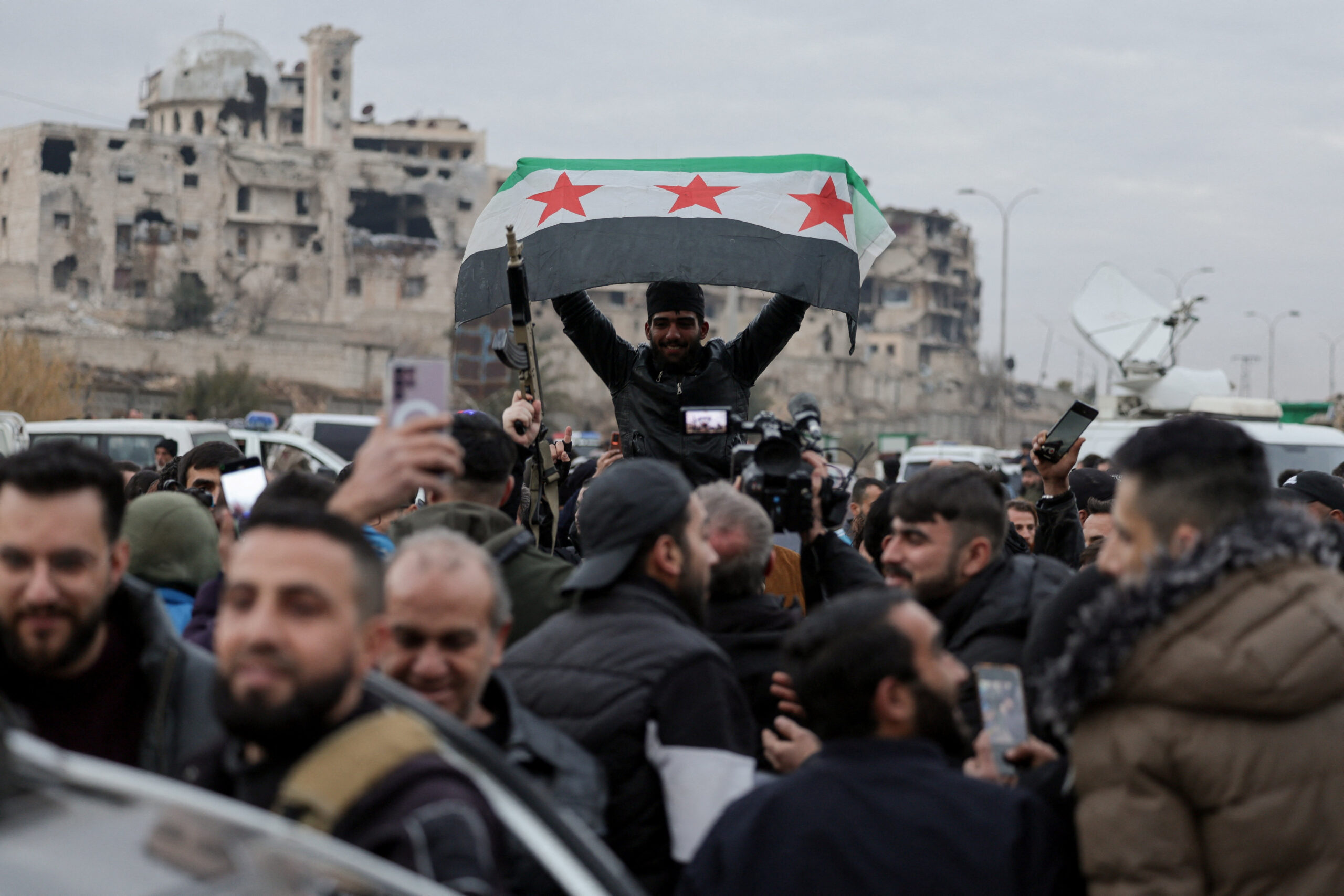Halep’te kontrol tamamen Şam’da, son YPG/SDG unsurları da kentten gönderildi
