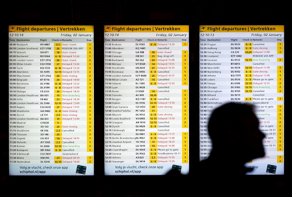Hollanda’da ulaşıma kar engeli. 500 uçuş iptal