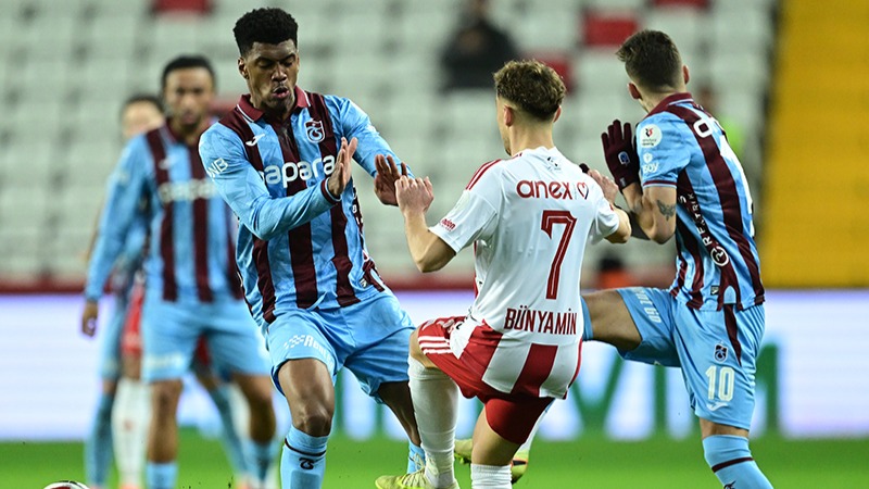 Trabzonspor, Antalya’da 3 puanın kıyısından döndü