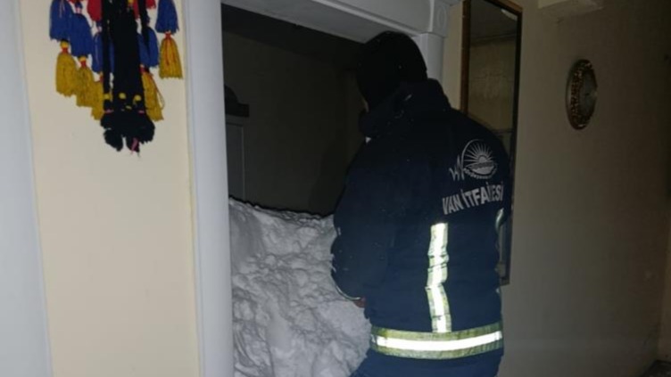 Van’da iki mahalleye çığ düştü. Bir kişi yaşamını yitirdi, 22 ev boşaltıldı