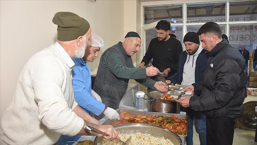 18 yıldır devam eden gelenek. Yoldan geçenleri durdurup iftar veriyorlar