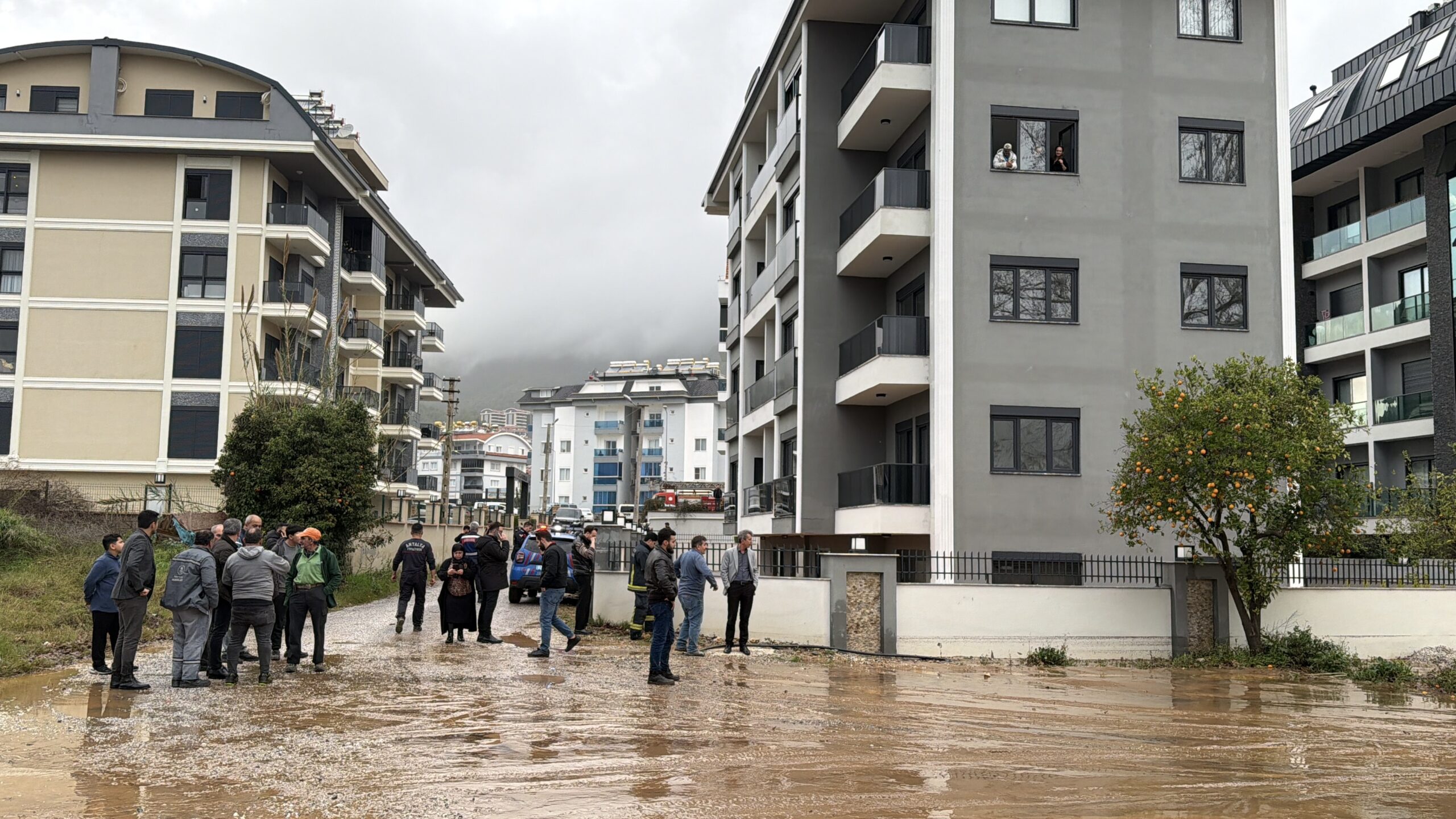 Akdeniz’de fırtına: 11 ilçede eğitime ara verildi