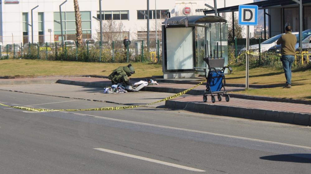 AVM önündeki durakta bomba paniği