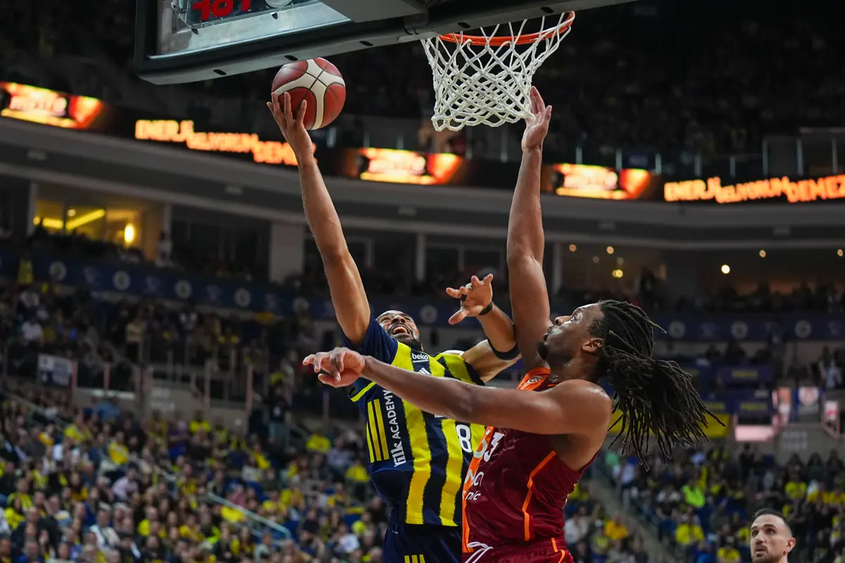 Derbide Fenerbahçe, Galatasaray’ı 2 farkla geçti