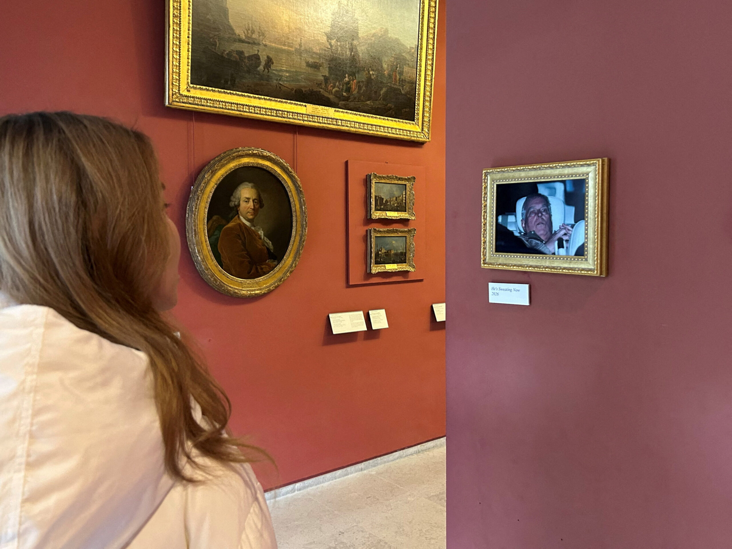 Eski Prens Andrew’un polis arabasındaki fotoğrafı Louvre Müzesi’ne asıldı