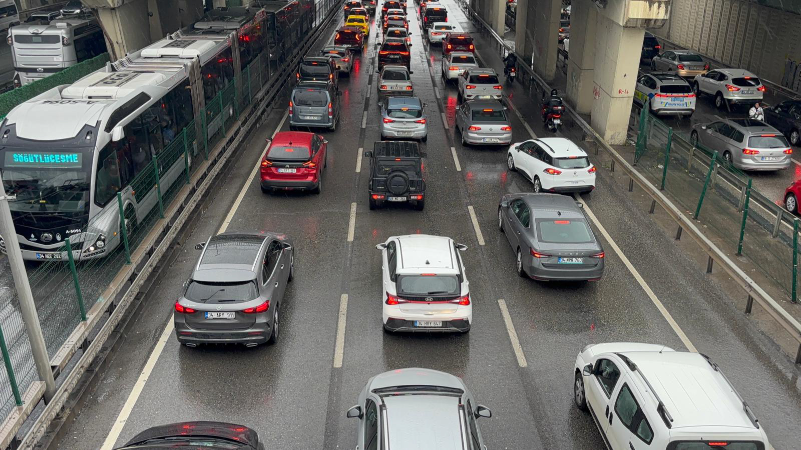 İstanbul’da sabah trafiği. Anadolu Yakası’nda araçlar adım adım ilerliyor
