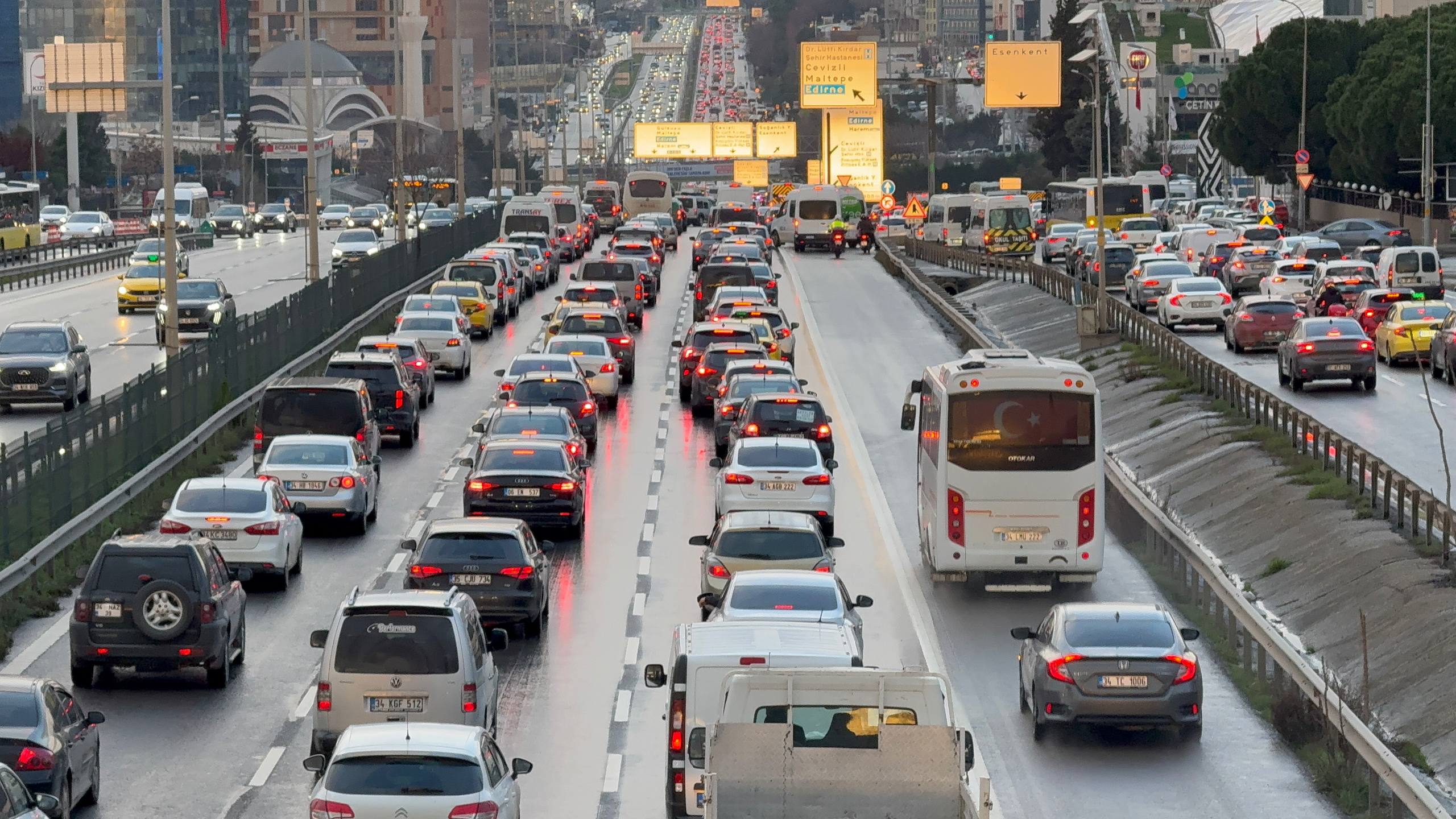 İstanbul’da trafik kilit! Yoğunluk yüzde 90’a çıktı