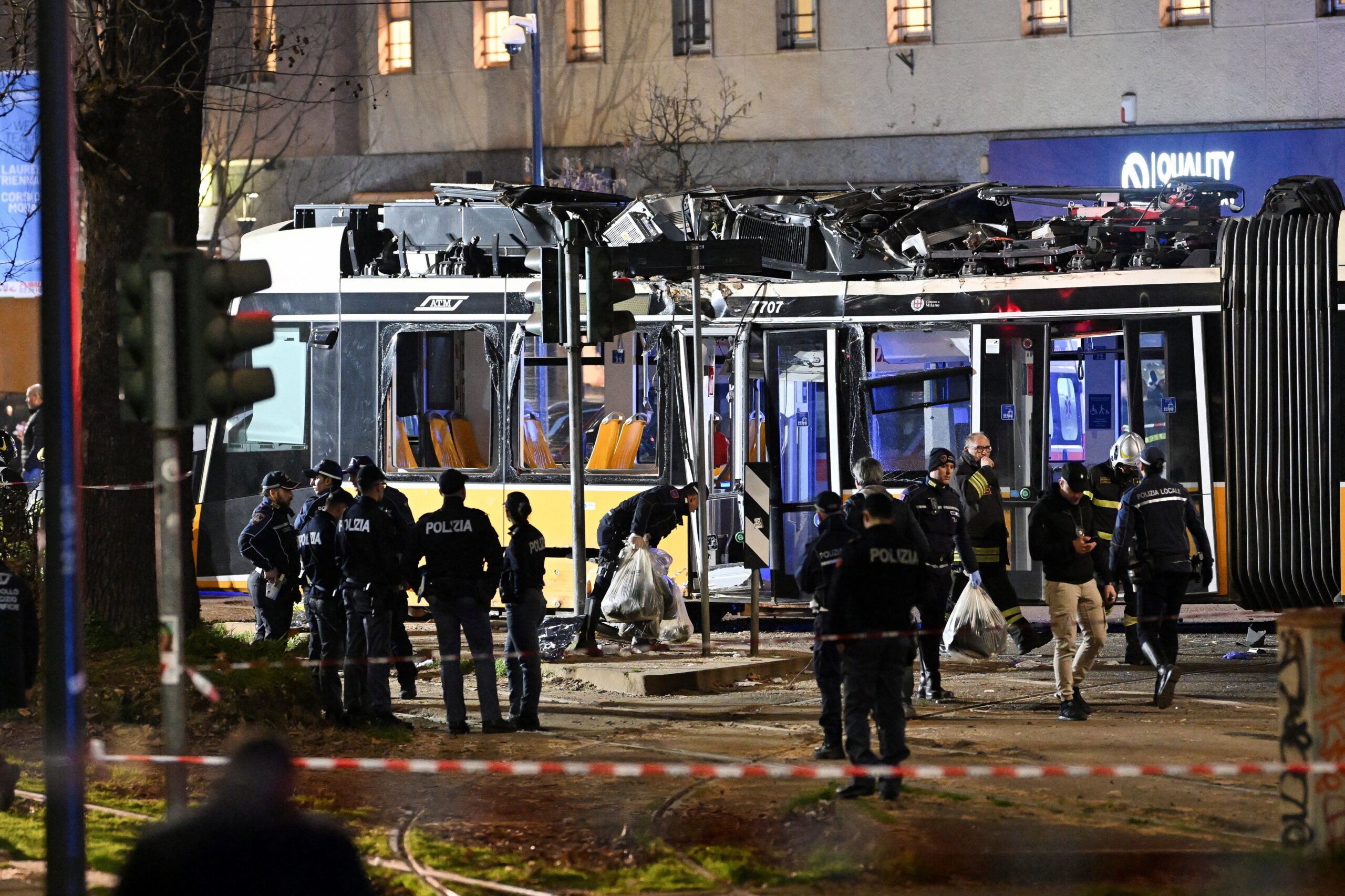 İtalya’da raydan çıkan tramvay dükkana çarptı. 1 ölü, 39 yaralı