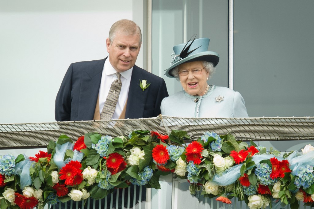 Kraliçe Elizabeth’in adı Epstein dosyasında. Sus payı için oğluna borç vermiş!