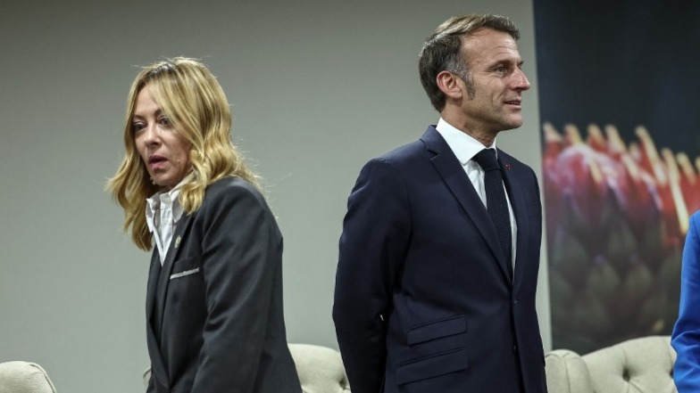 Macron’dan Meloni’ye tepki. “Başkalarında olup bitenler hakkında yorum yapmayı bırakmalı”
