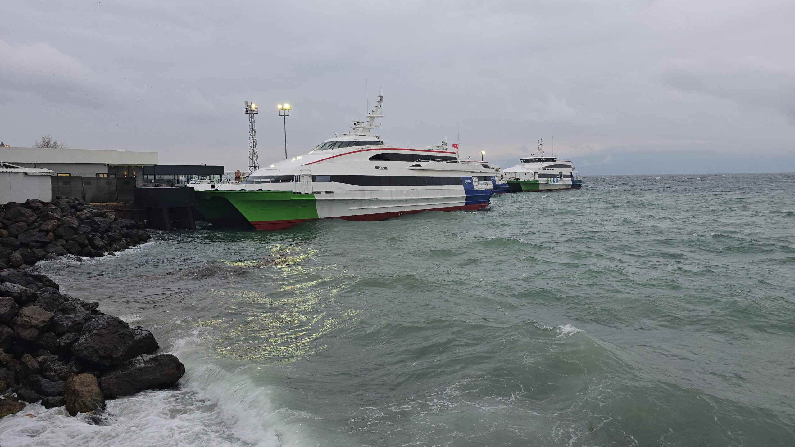 Marmara’da deniz ulaşımına fırtına engeli. İDO ve BUDO’dan sefer iptalleri