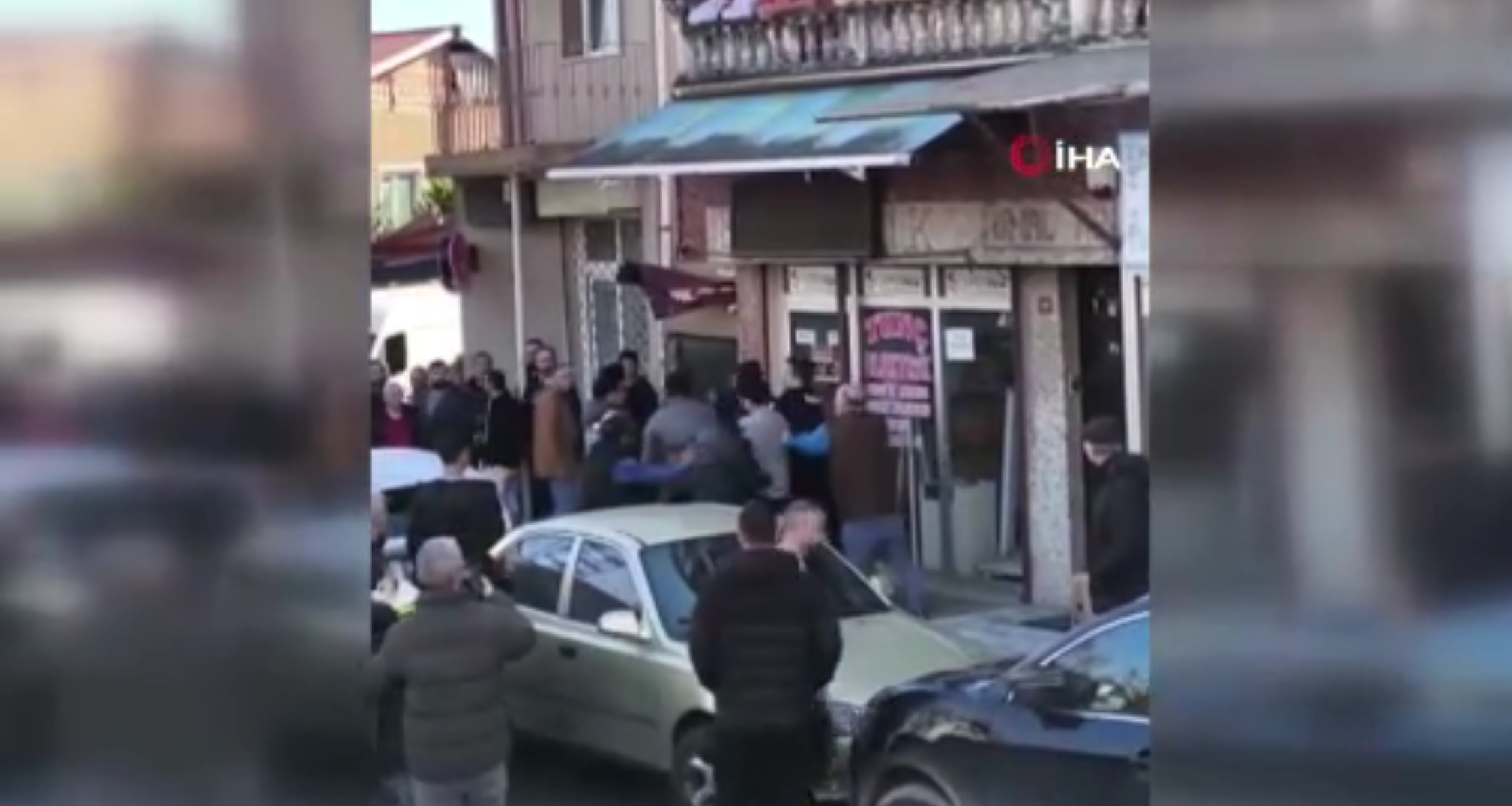 “Niye geziyorsunuz burada” deyip polislere satırla saldırdı: 6 yaralı
