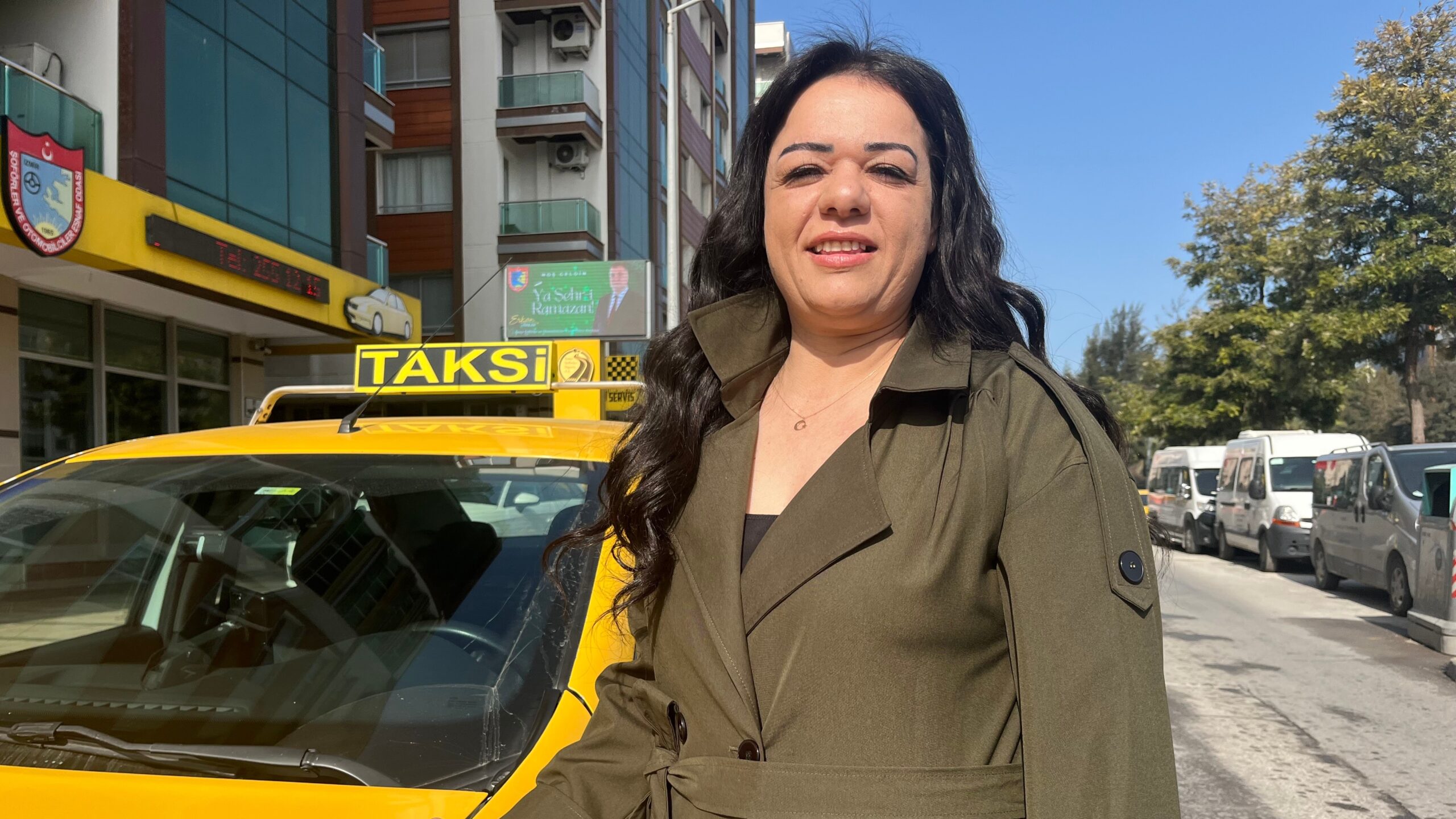 5 yıldır taksi şoförlüğü yapıyor. “Aileler çocuklarını gönül rahatlığıyla bize teslim ediyor”
