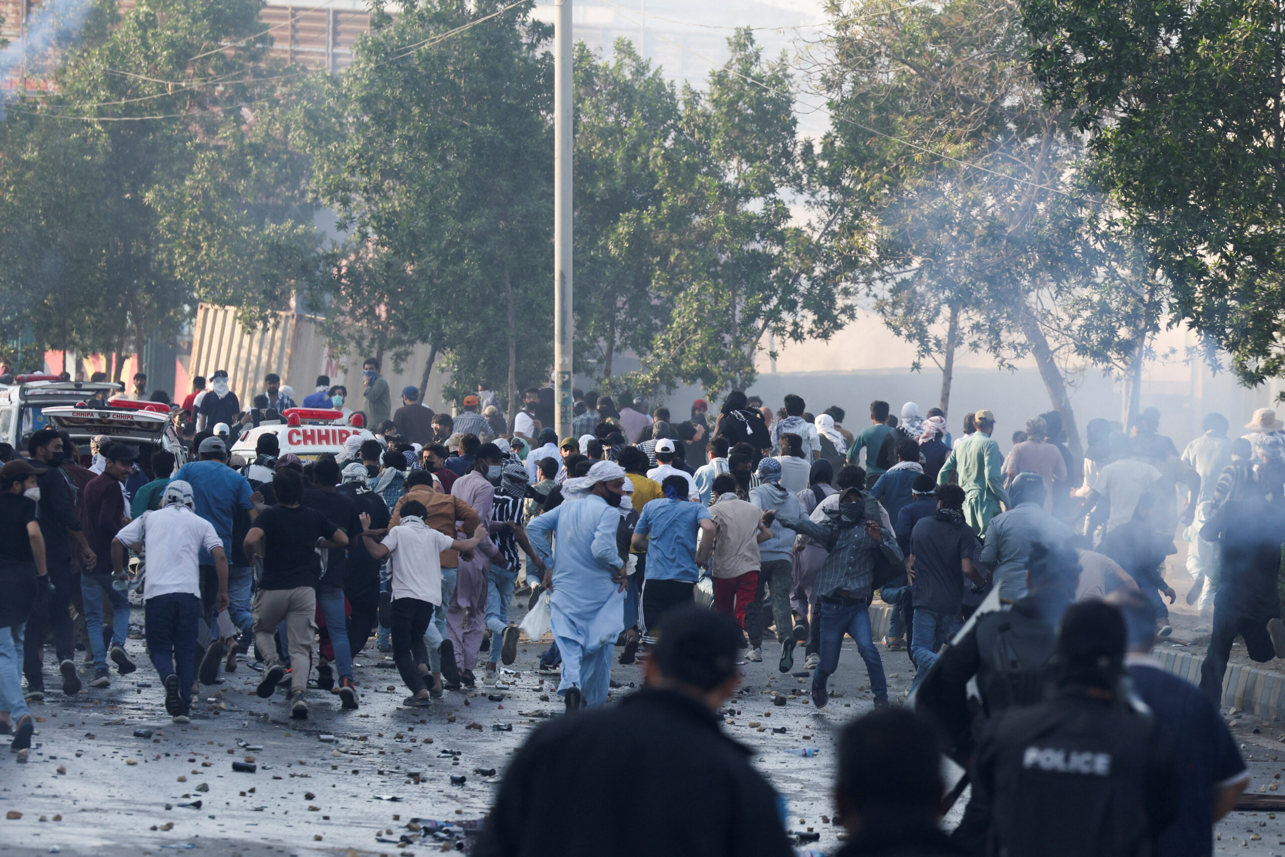 Pakistan’da ABD-İsrail protestosu. ABD Konsolosluğu’na girmeye çalıştılar, 9 kişi öldü