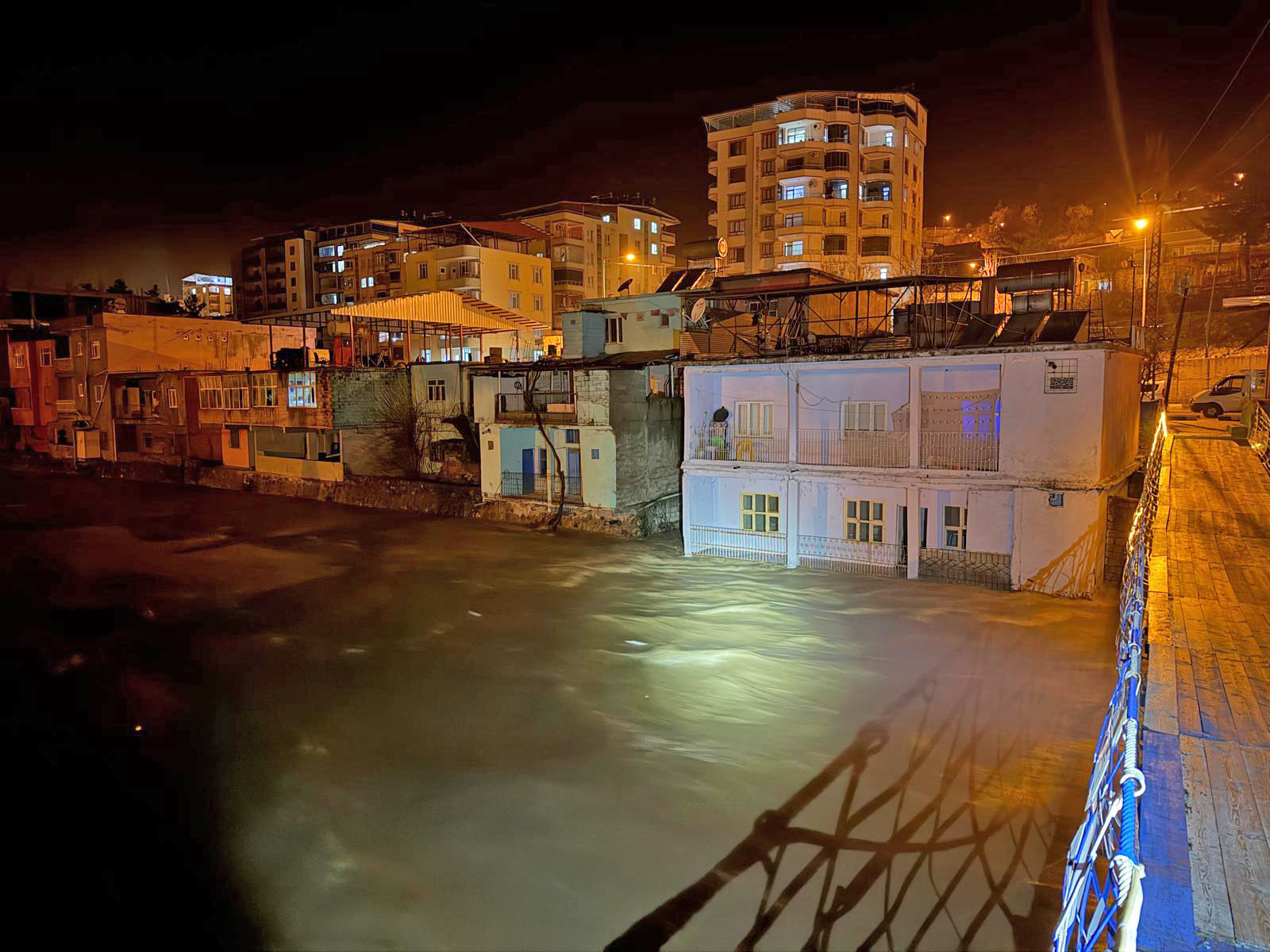 Siirt’te sel alarmı: Riskli binalar tahliye edildi