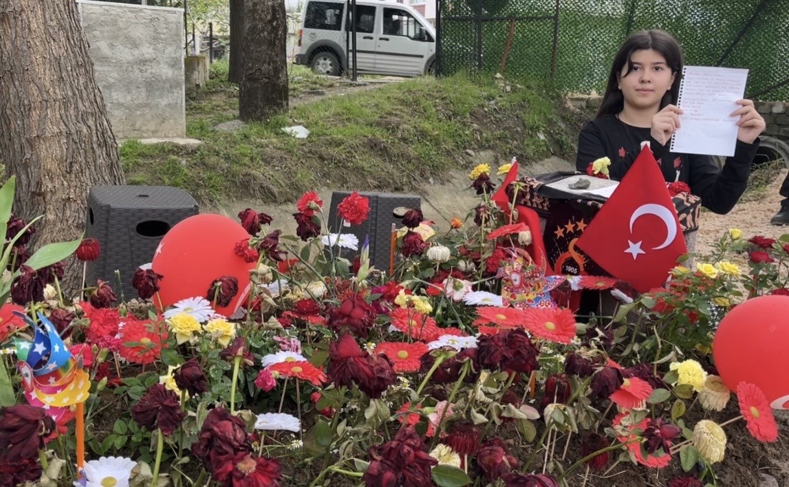 Adnan’ın mezarına bırakılan notlar duygulandırdı