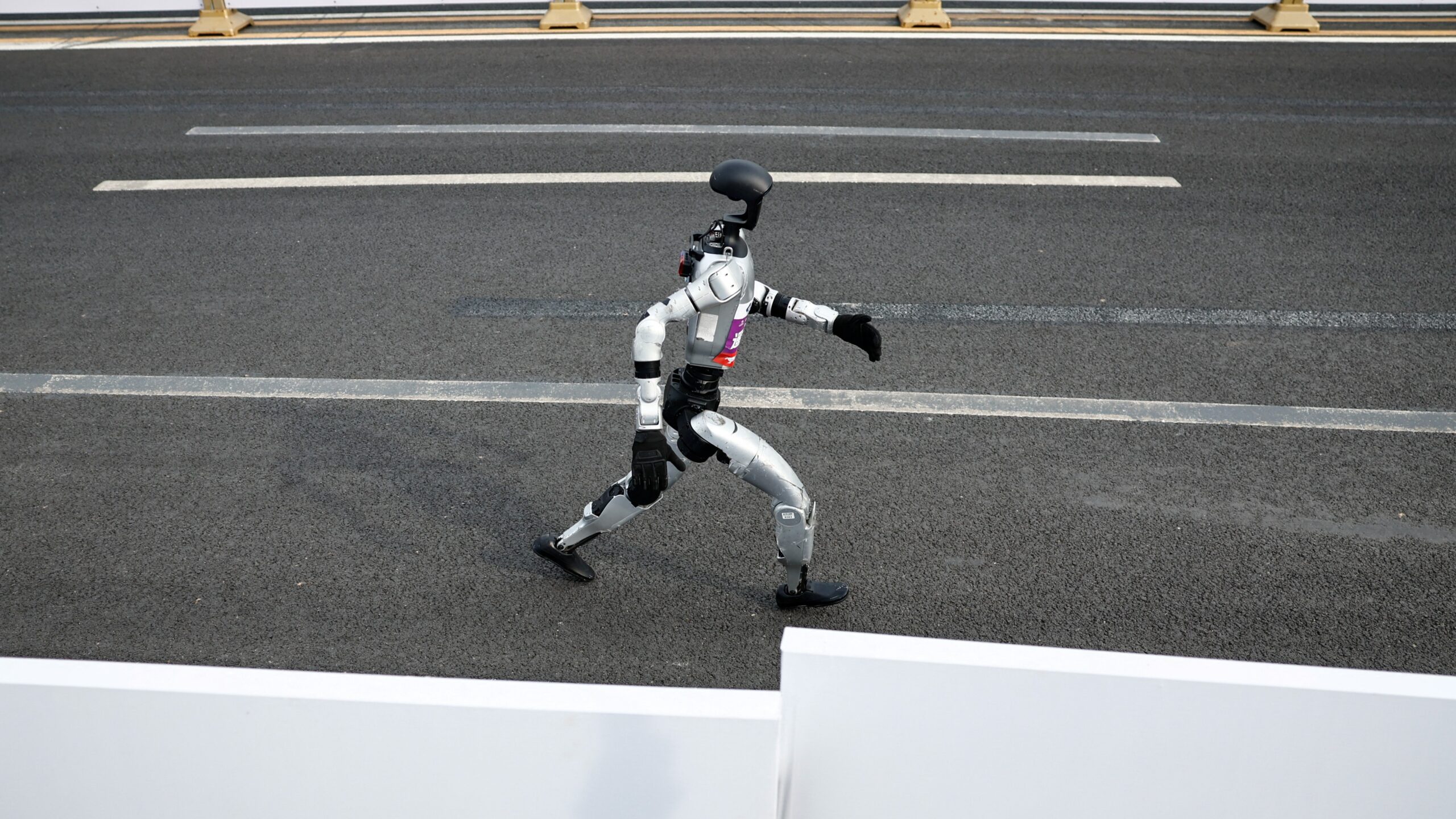 İnsansı robotlar koşu rekorunu 7 dakika farkla kırdı