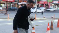 Acemi kasaplar iş başında. “13 dakikada kurban keserim” dedi, kendini kesti