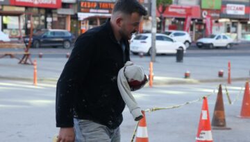 Acemi kasaplar iş başında. “13 dakikada kurban keserim” dedi, kendini kesti