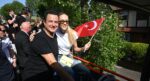 Acun Ilıcalı ve eşi otobüse çıktı, binlerce kişi toplandı