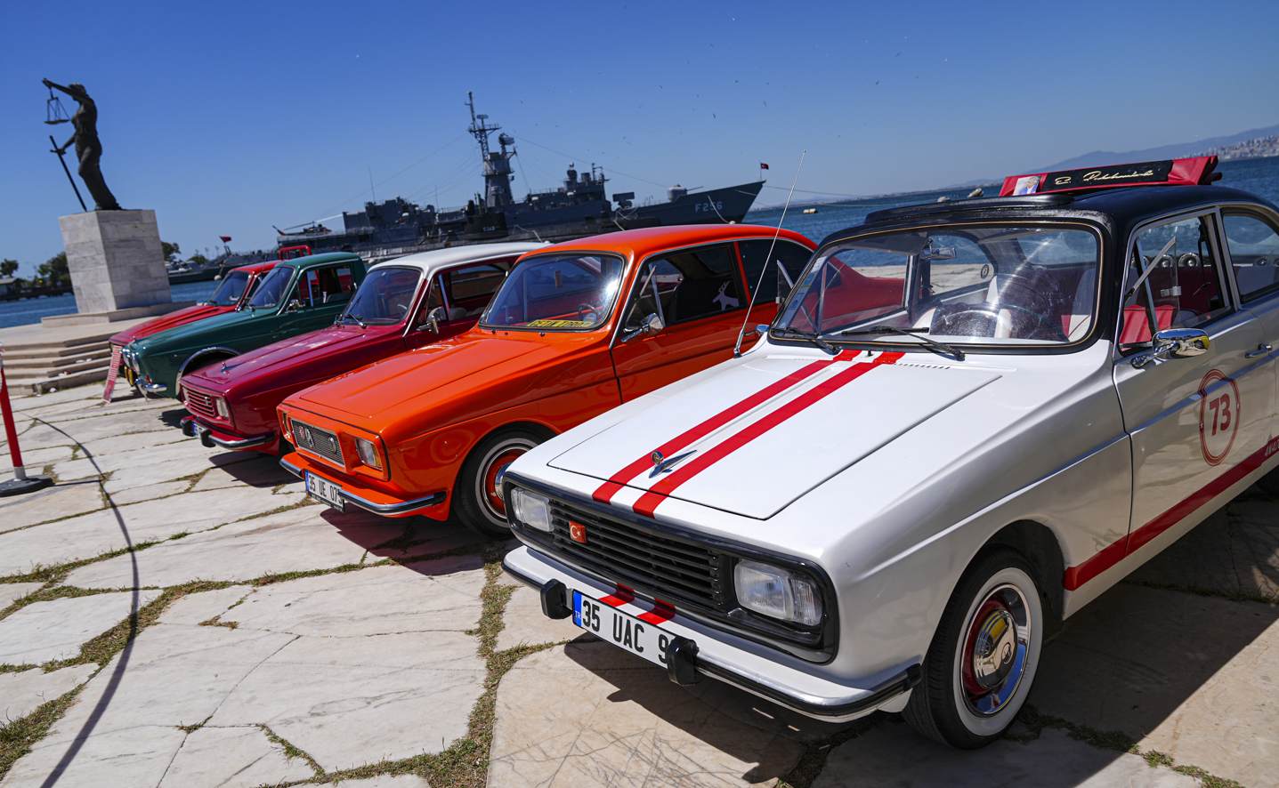 Anadol tutkunları İzmir’de buluştu. 45 araç sergilendi