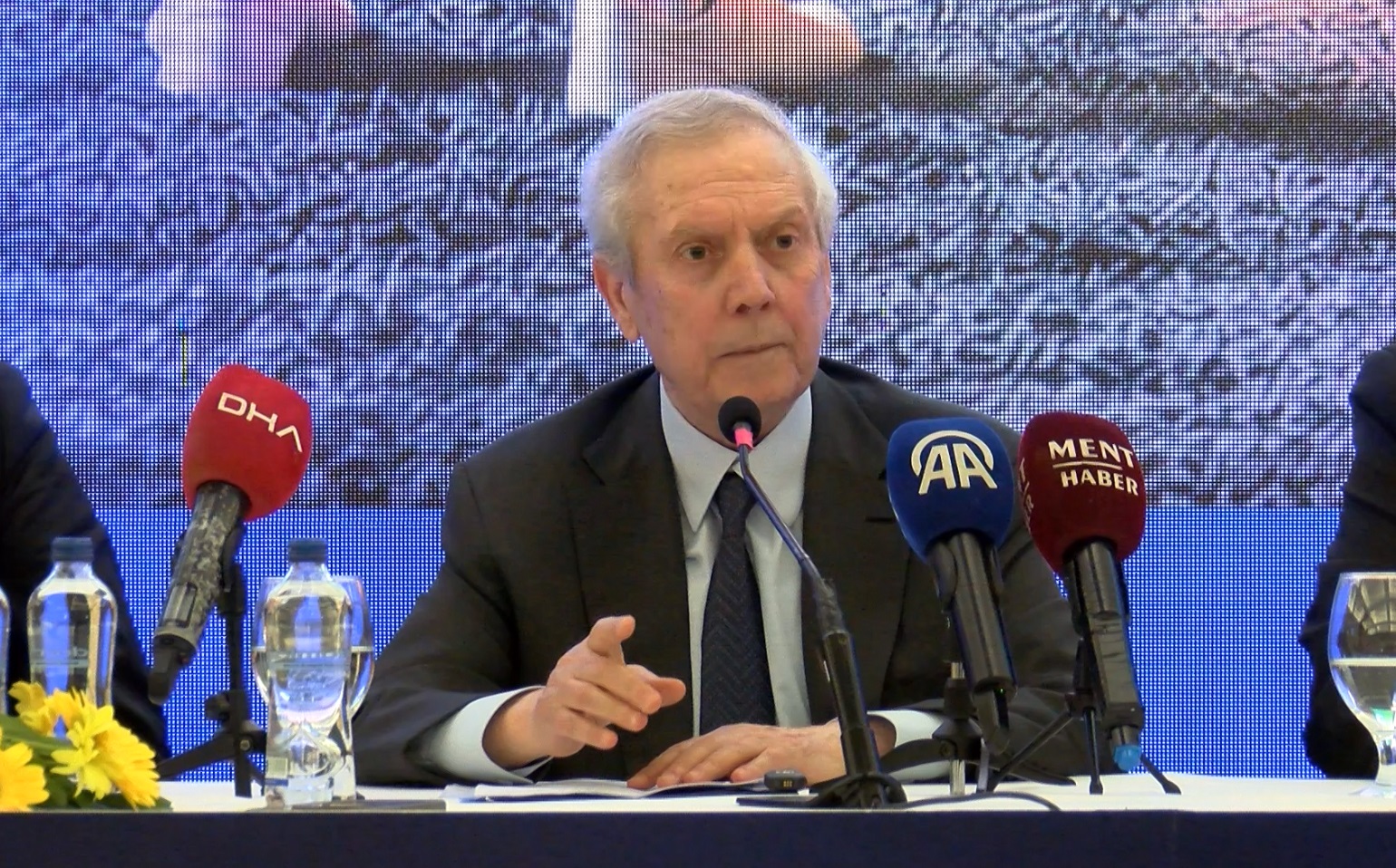 Aziz Yıldırım: Önceliğimiz iki santrfor almak