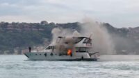 Bebek sahilinde tur teknesinde yangın
