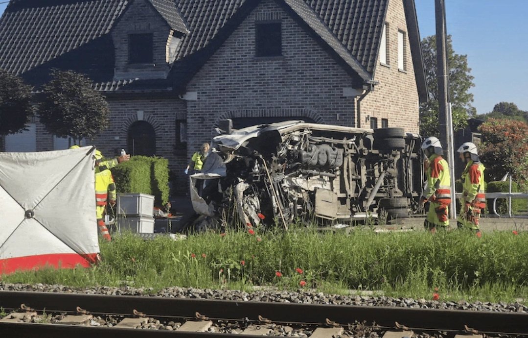 Belçika’da tren okul otobüsüne çarptı: 4 ölü