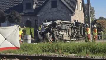 Belçika’da tren okul otobüsüne çarptı: Ölüler var