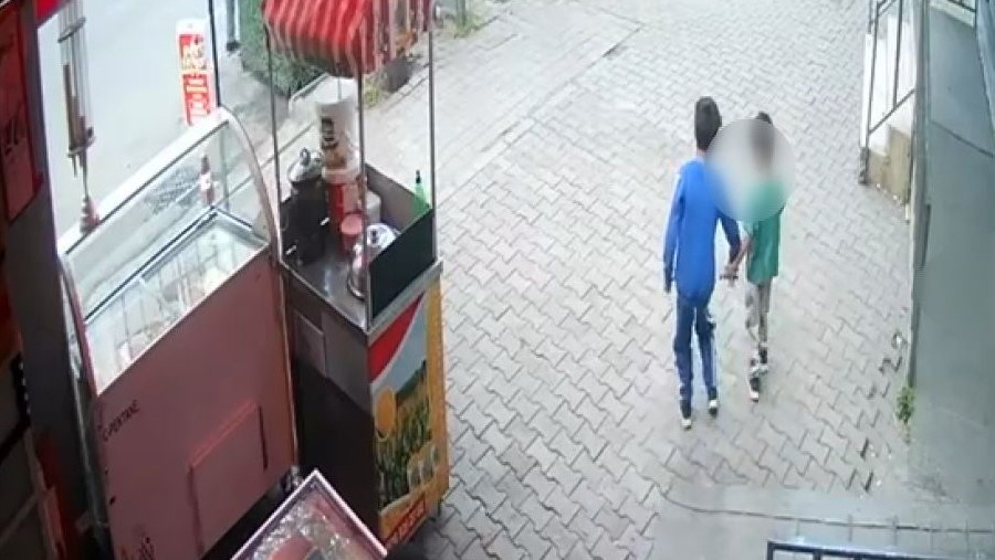 Bıçaklı küçük çocuklar sokakta gezdi. Kediye zarar verip, kendilerini uyaran kadının üzerine yürüdüler