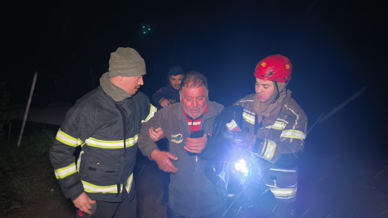 Bursa’da dere taştı, çiftlik sahibi son anda kurtarıldı: ”Her şeyim gitti”