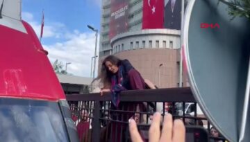 CHP Genel Merkezinde tahliye gerginliği: Milletvekili Genel Merkez’e korkuluklardan atlayarak girdi