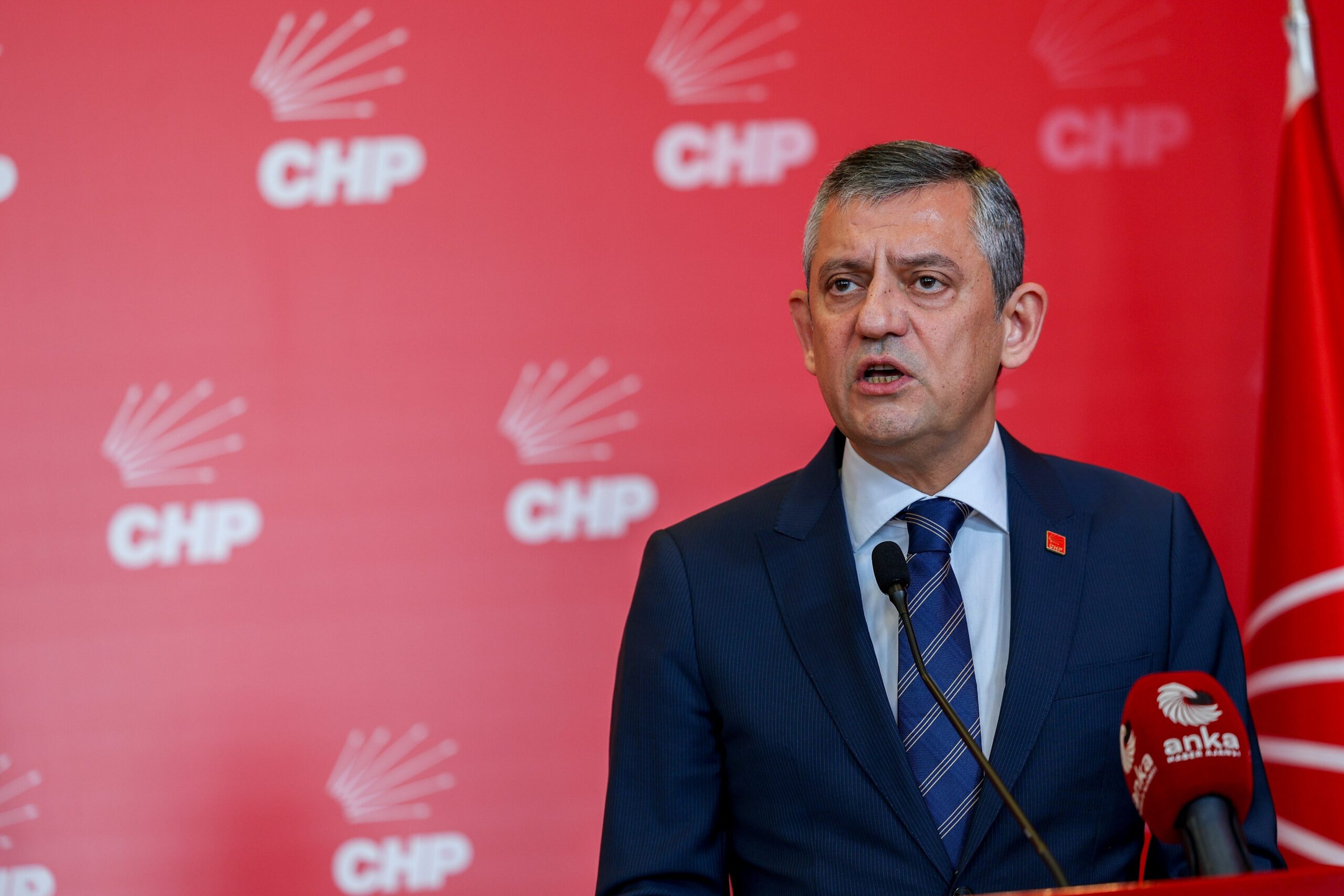 CHP Genel Merkezi’nde tahliye gerginliği. Özgür Özel: Buradan çıkmayacağız