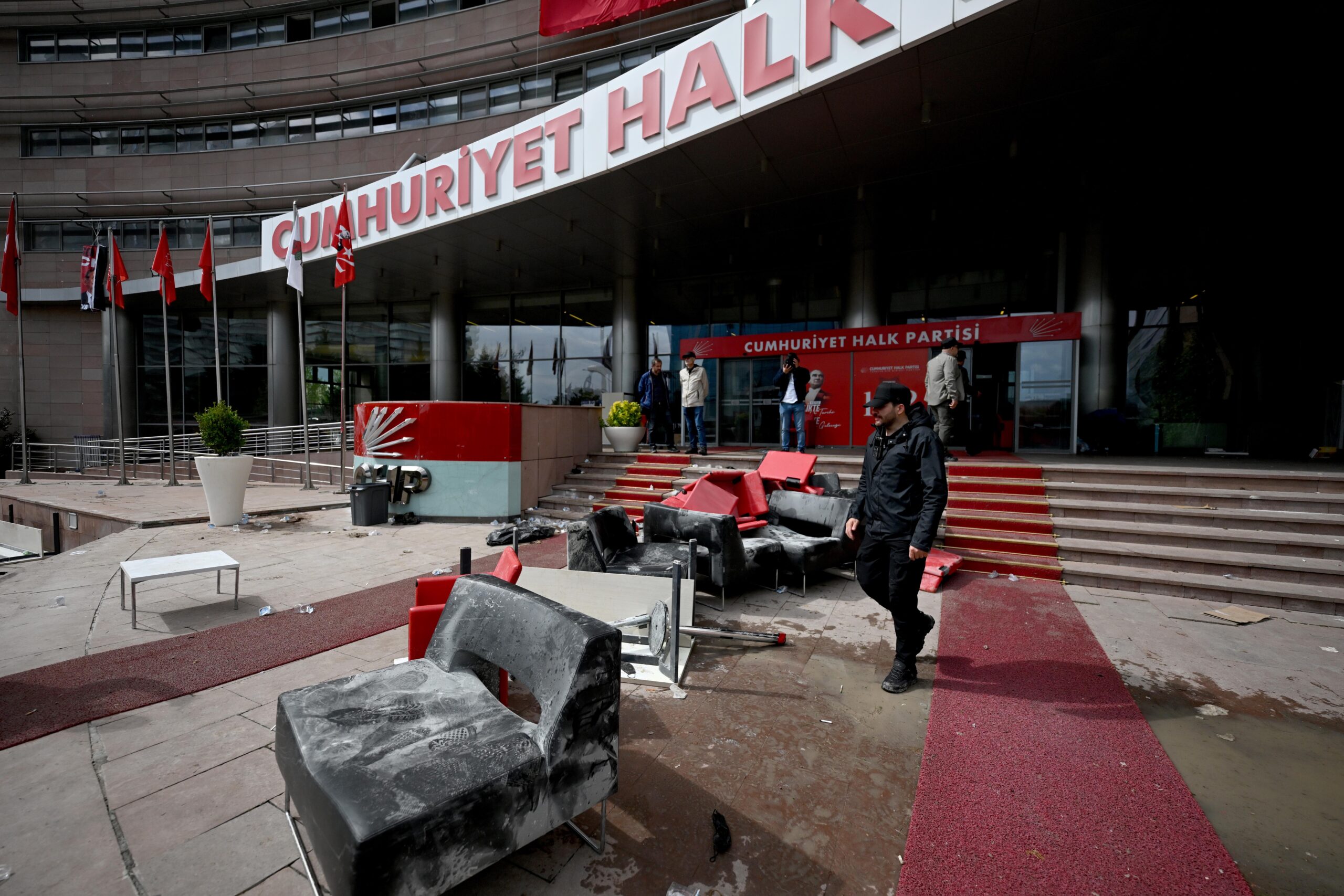 CHP’de tahliye krizi. Genel merkez savaş alanına döndü, başsavcılık soruşturma başlattı