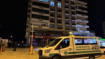 Çocuğunun gözü önünde eşini katletti