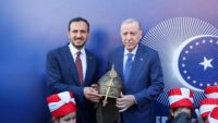 Cumhurbaşkanı Erdoğan’a miğfer hediye edildi