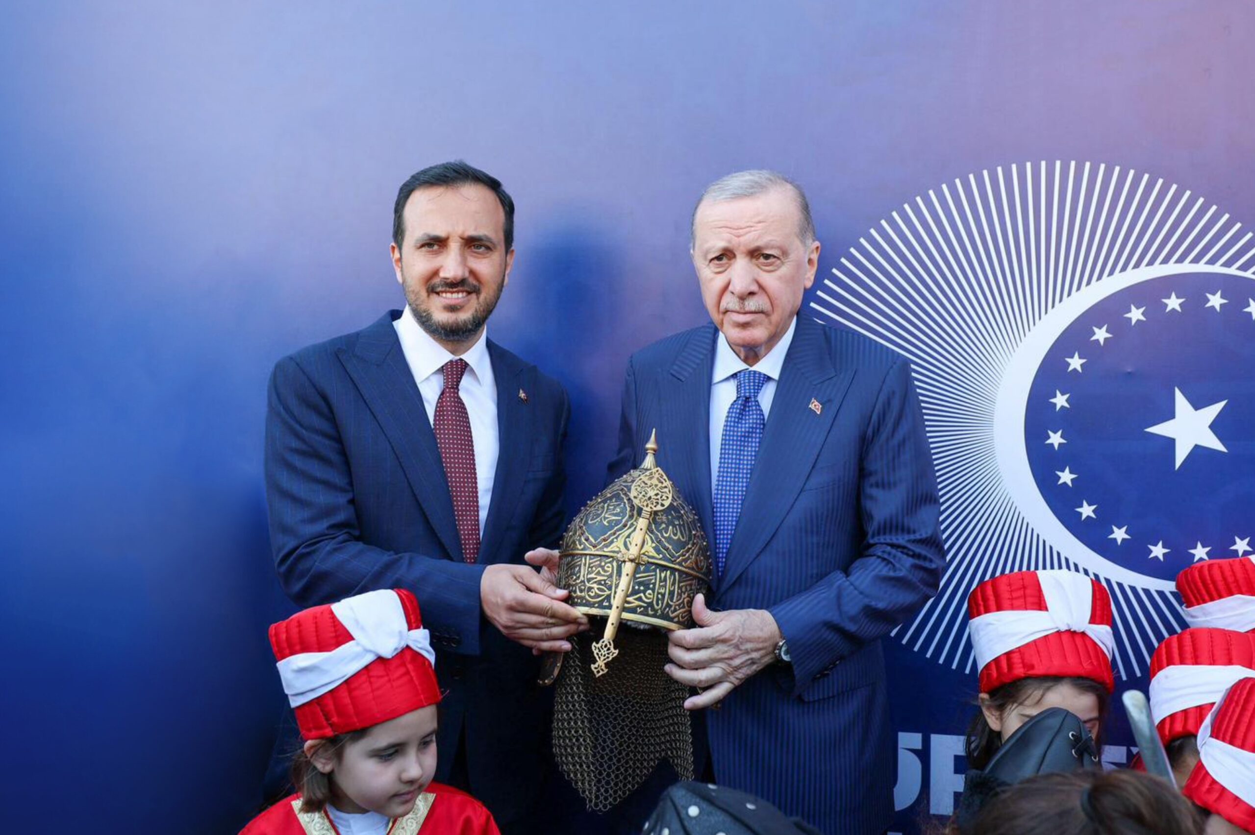 Cumhurbaşkanı Erdoğan’a miğfer hediye edildi