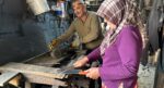 Eşine yemek, çay getiriyordu. Örs başına geçti