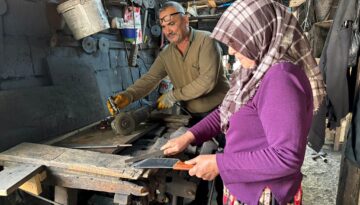 Eşine yemek, çay getiriyordu. Örs başına geçti