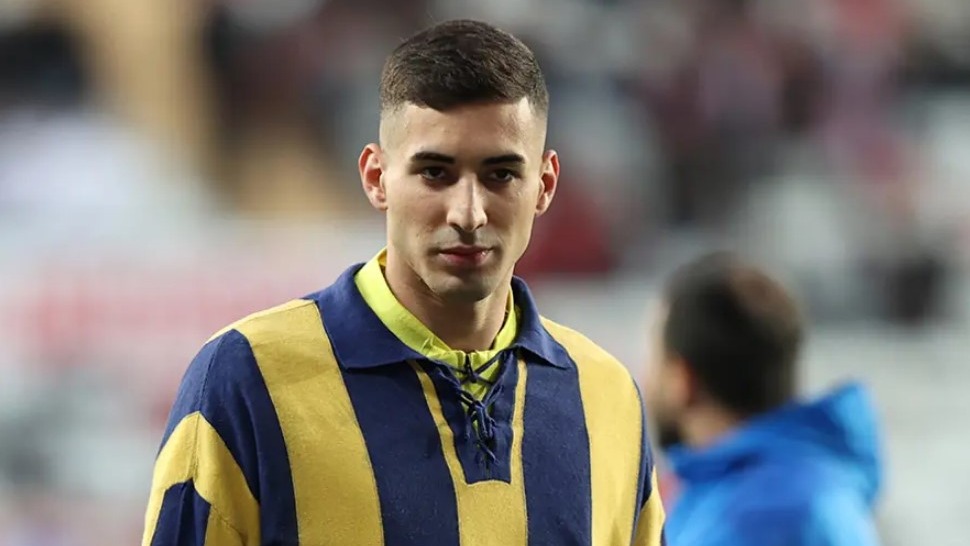 Fenerbahçeli futbolcu milli takım kampında imaj değiştirdi. Yeni saç rengini görenler bir daha baktı