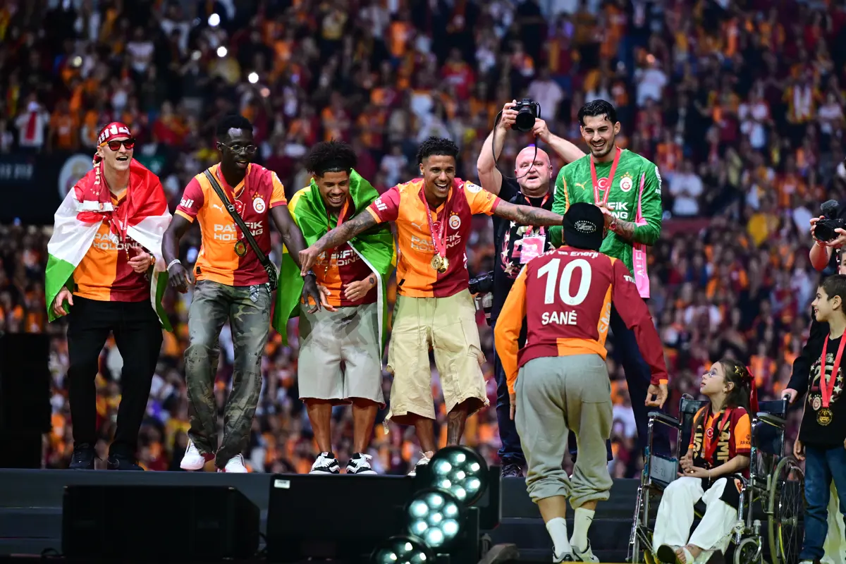 Galatasaray şampiyonluğu kutladı, kupasına kavuştu