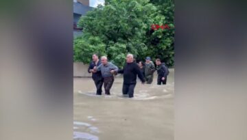 Görüntüler Hatay’dan: Asi Nehri taştı, sağanakta köprü ve yollar ile bir ev çöktü