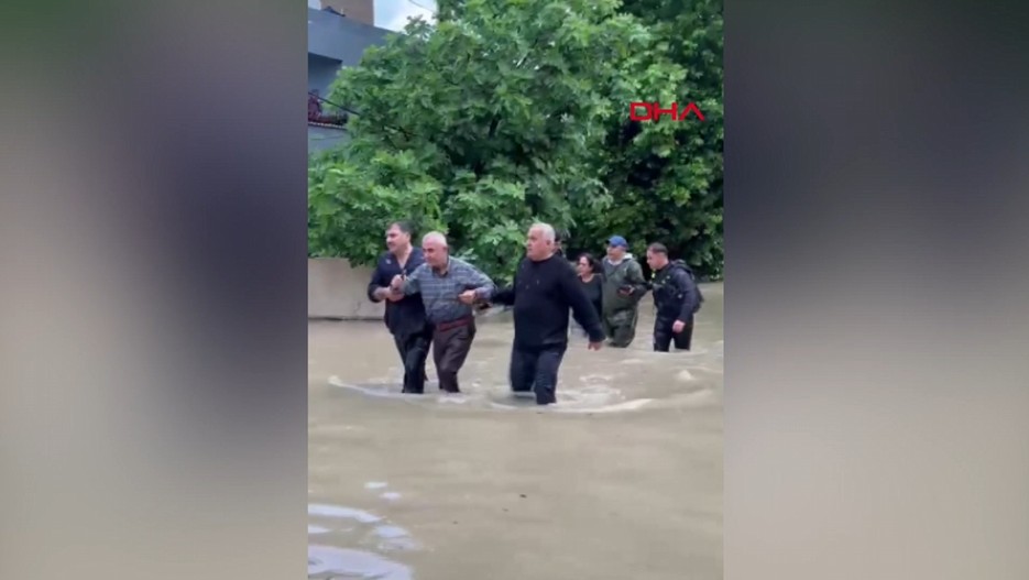 Görüntüler Hatay’dan: Asi Nehri taştı, sağanakta köprü ve yollar ile bir ev çöktü