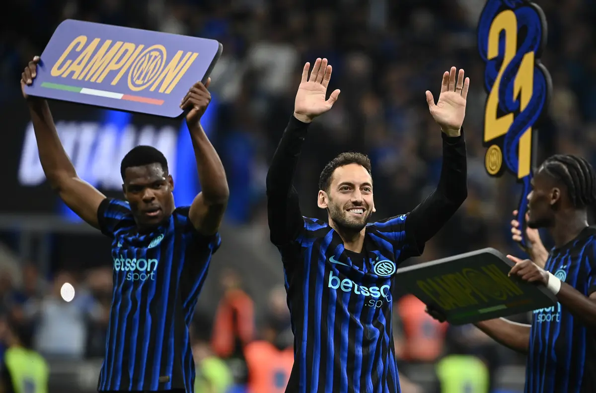 Hakan Çalhanoğlu’ndan şampiyonluk dansı. Koleksiyonuna bir kupa daha ekledi