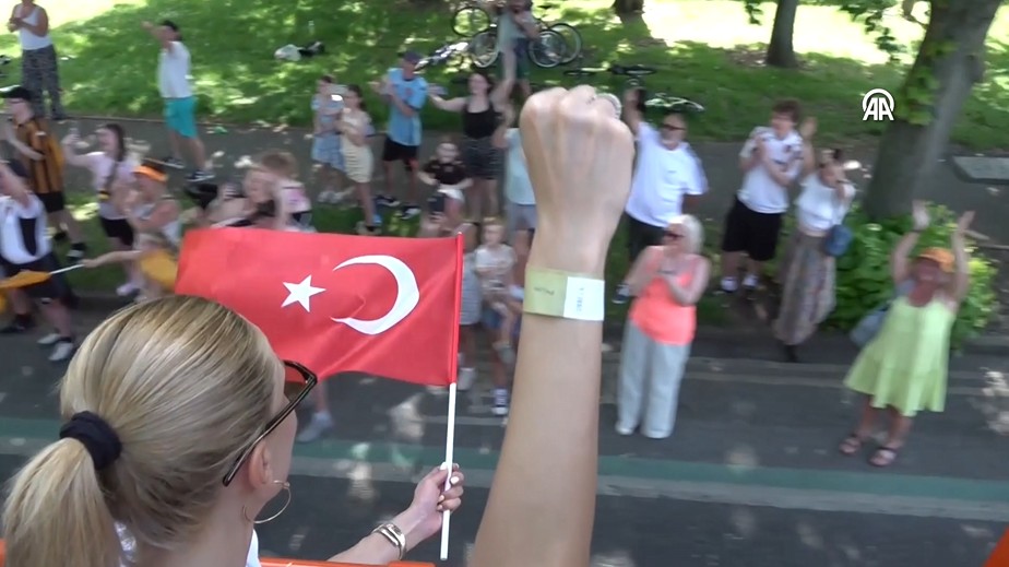 İngiltere’de Türk bayraklı şampiyonluk kutlaması
